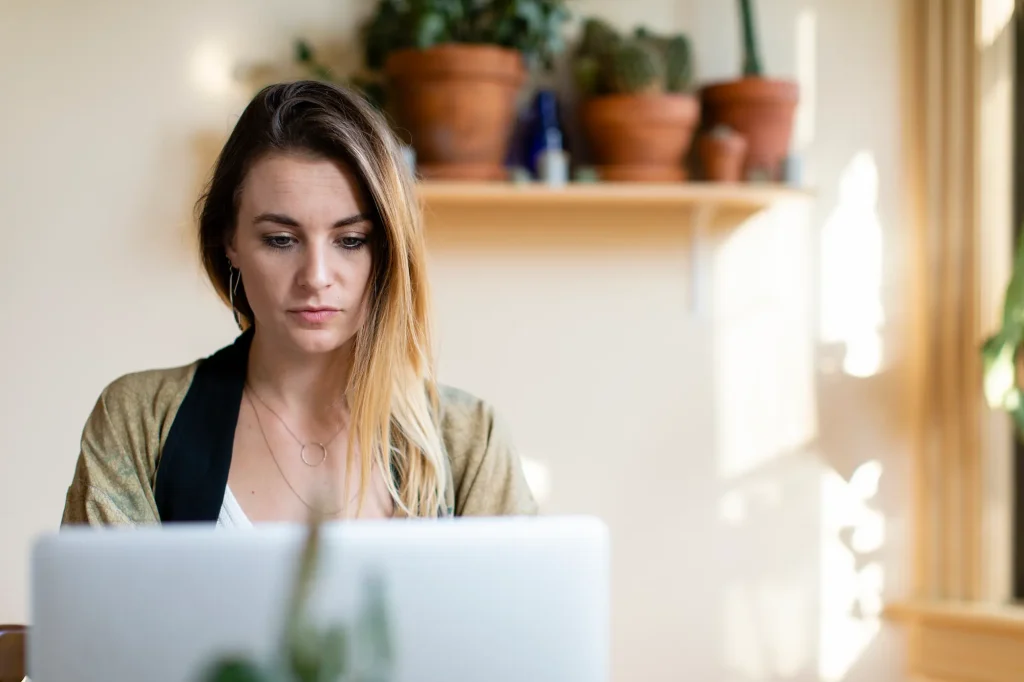 Impactante Ranking: Las 9 Páginas Web Más Visitadas y su Secreto para el Éxito | 1 Equipo de Kakaopixel analizando datos de las Páginas Web Más Visitadas para definir estrategias SEO y de marketing digital.